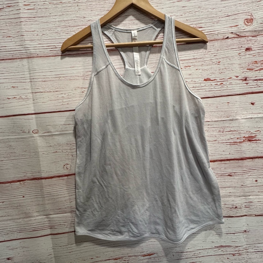 Lululemon Essential Tank Scallop Texture in Heathered White Sz 6 - Picture 4 of 10